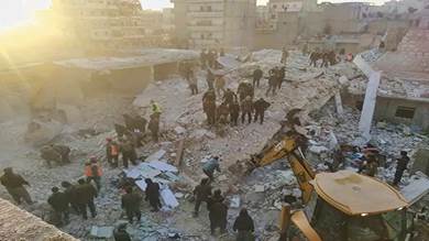 قتلى وجرحى جراء سقوط مبنى سكني مأهول في حلب بسوريا